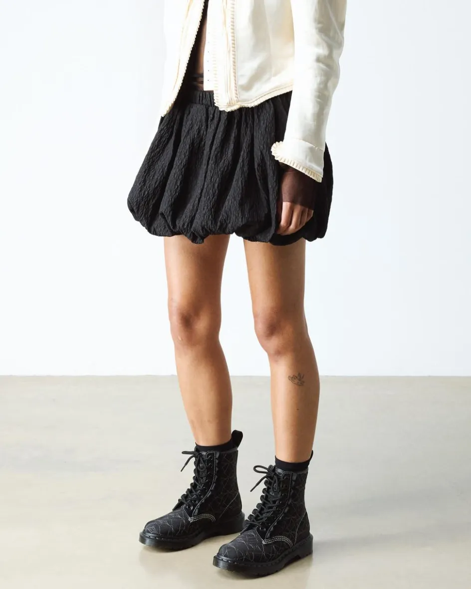 Dr. Martens Last Chance Styles*1460 FRILL in BLACK